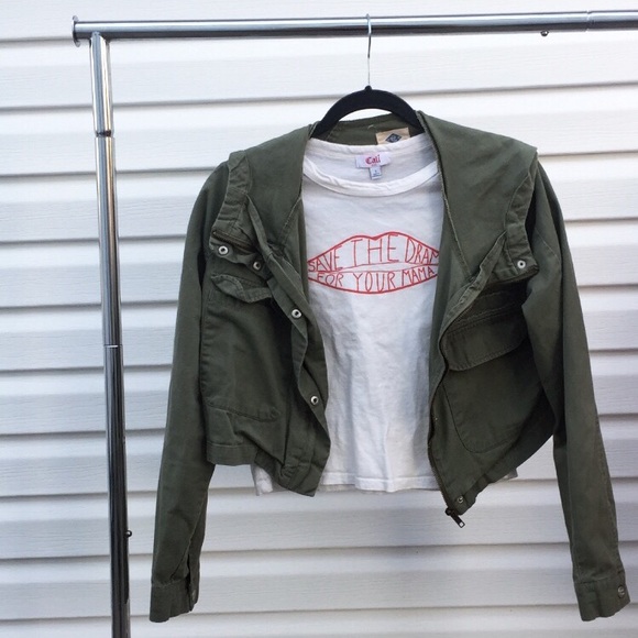 Iconic FRIENDS Tee - Picture 2 of 6